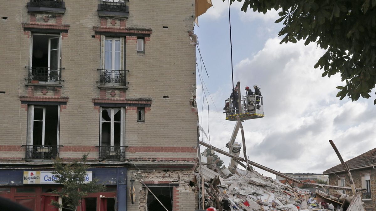 Al menos un muerto y doce desaparecidos tras el derrumbe de un edificio en Saint Denis