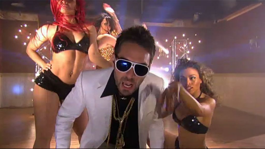 Oro, chicas despampanantes y mucho rito