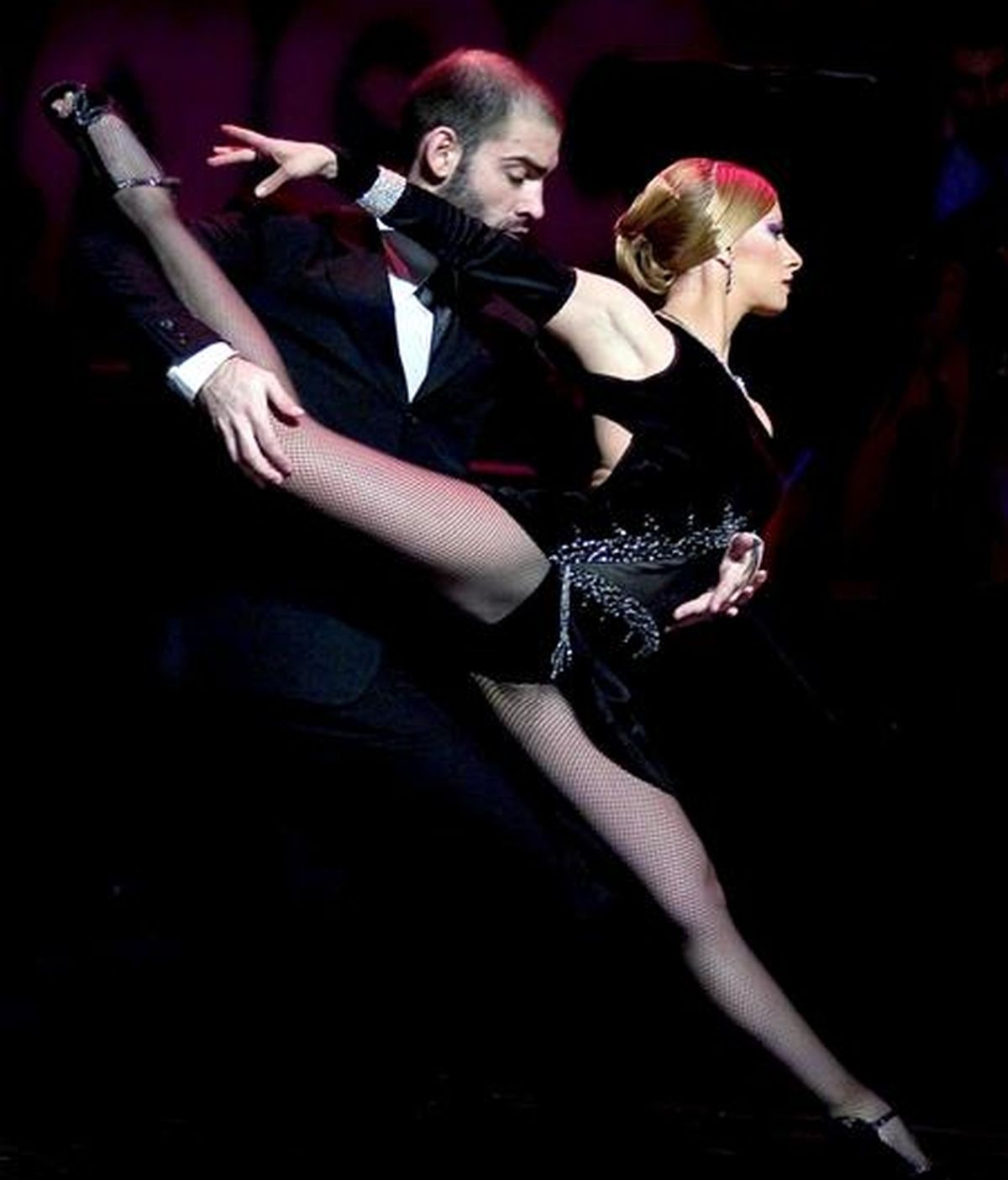 El espectáculo Tango Fire", actualmente en cartelera en Londres, llegará el 26 de mayo a Barcelona, la ciudad en la que Carlos Gardel grabó "La cumparsita" en 1927, combinando la música de los arrabales de Buenos Aires con las sensuales coreografías porteñas de cinco parejas de baile. EFE