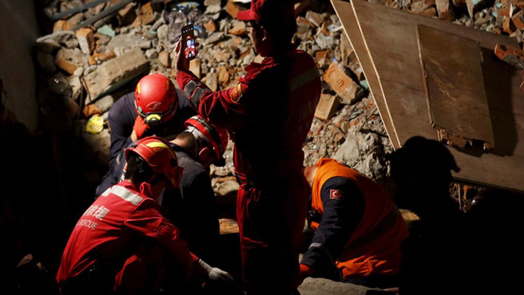 Un miembro de los equipos de rescate en Nepal se hace un selfi