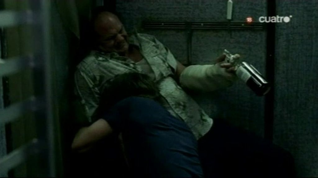 Sam es acorraldo en su propio bar