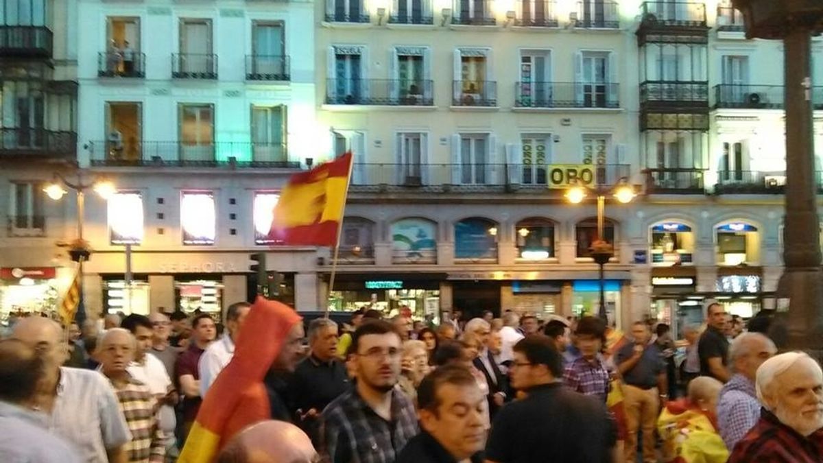 Miembros de Falange se manifiestan en la Puerta del Sol contra las elecciones en Cataluña