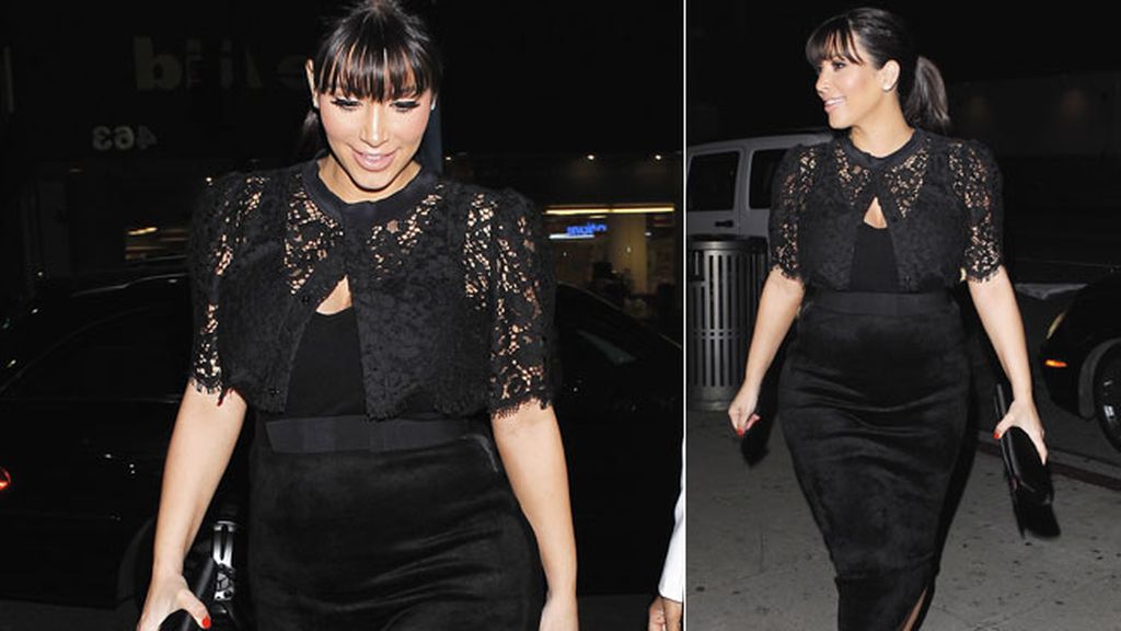 Con chaqueta de encaje y vestido de terciopelo negro