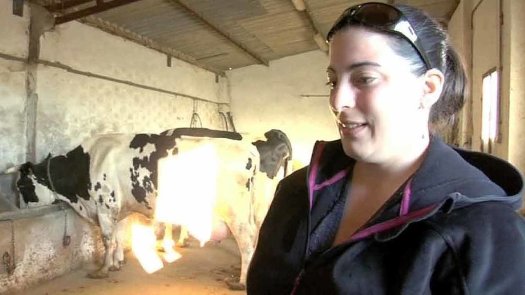 Las chicas tratan de integrarse a la vida en la granja