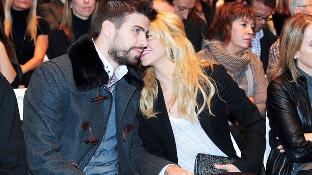 Gerard Piqué se lleva a Shakira a la presentación del libro de su padre
