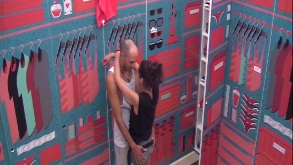 La reconciliación entre Omar y Lucía acaba en beso