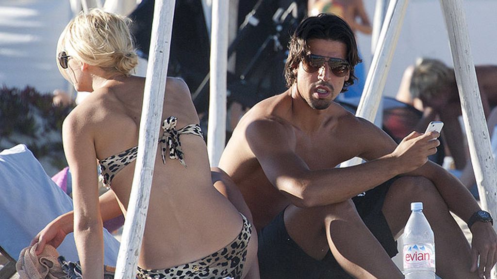 Khedira prepara el Clásico con Lena Gercke en Saint Tropez