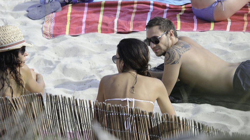 Olga Moreno y Antonio David, 'engafados' en la playa