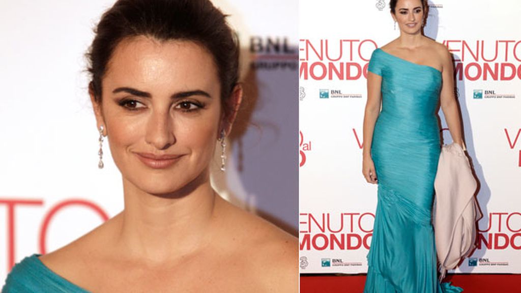 Trench de cuero negro en la rueda de prensa y vestido azul cielo para la première