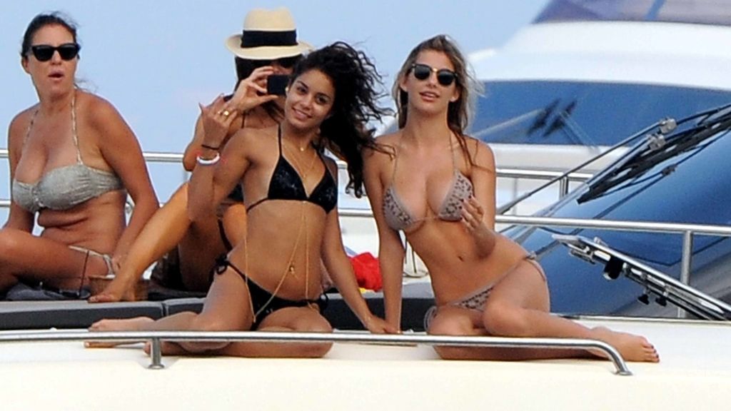 Fiesta en la playa y yoga en el yate: El finde 'chillout' de Vanessa Hudgens en Ischia