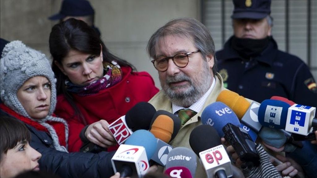 Fernando de Pablo, abogado del menor Javier G.M., apodado "el Cuco", acusado de violación y muerte de la joven sevillana Marta de Castillo, atiende a los medios de comunicación a la salida de los Juzgados de Sevilla donde continúa el juicio contra él menor. EFE/Archivo Fernando de Pablo, abogado del menor Javier G.M., apodado "el Cuco", acusado de violación y muerte de la joven sevillana Marta de Castillo, atiende a los medios de comunicación a la salida de los Juzgados de Sevilla donde continúa el juicio contra él menor. EFE/Archivo