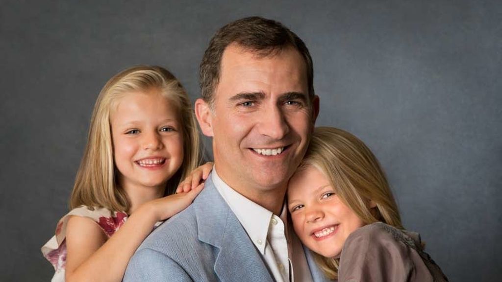 Un padre con sus hijas Leonor y Sofía