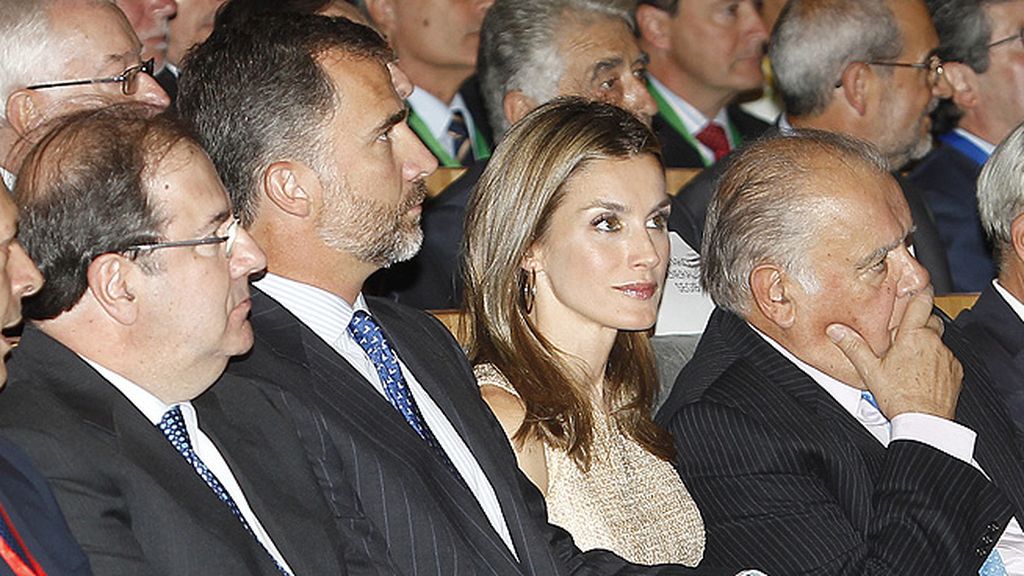 Letizia, arreglos en el pelo; Felipe, vuelve a la barba