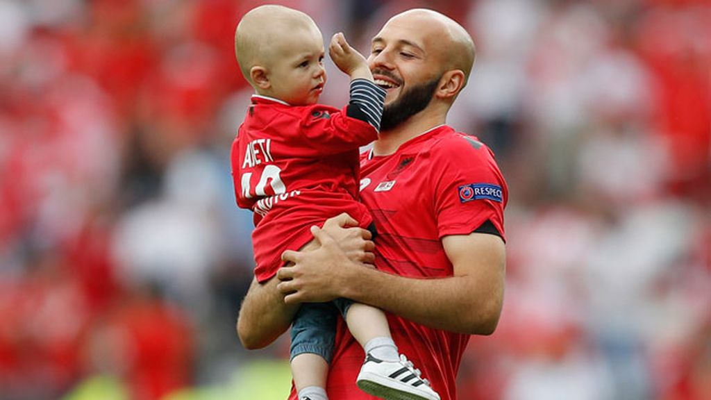 Los hijos de los jugadores saltaron al campo al finalizar el partido