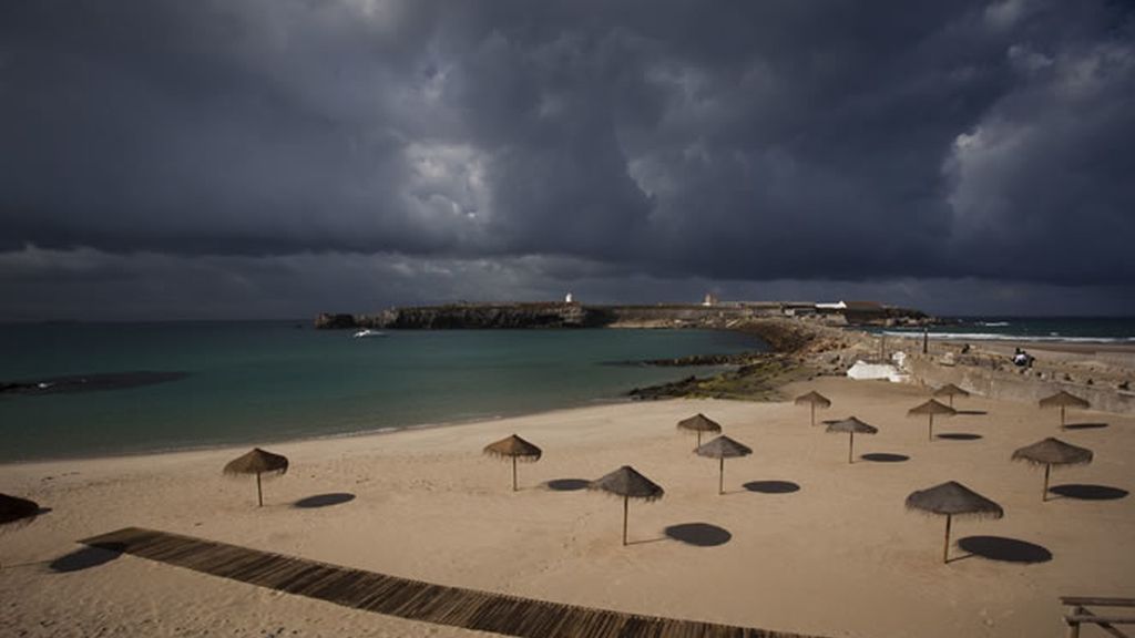 Muchachito Bombo Infierno se pasea por las playas de Tarifa