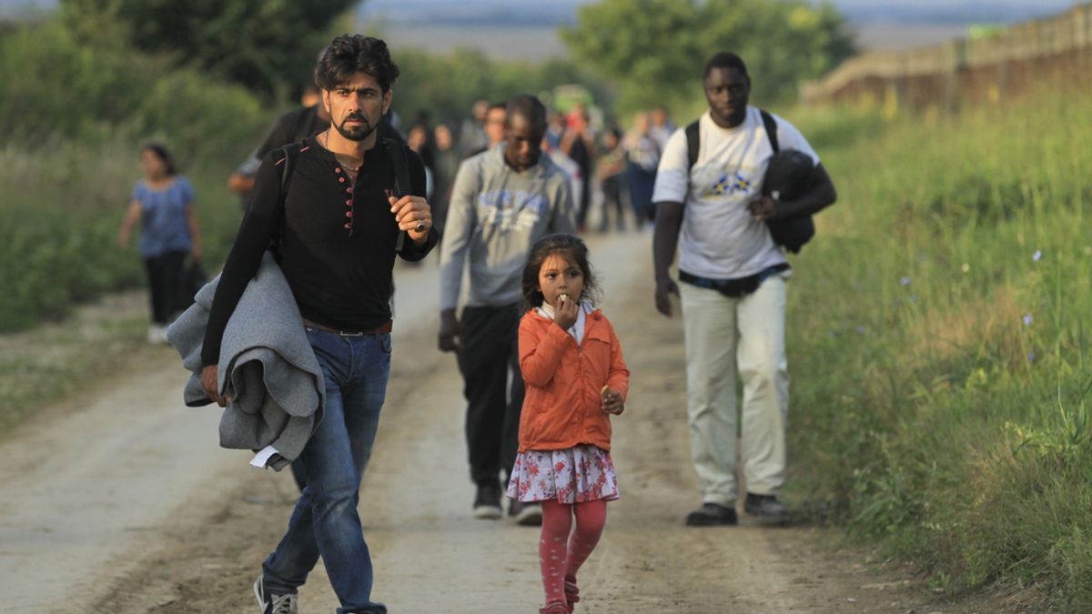 Refugiados caminan cerca de la frontera de Serbia co Croacia