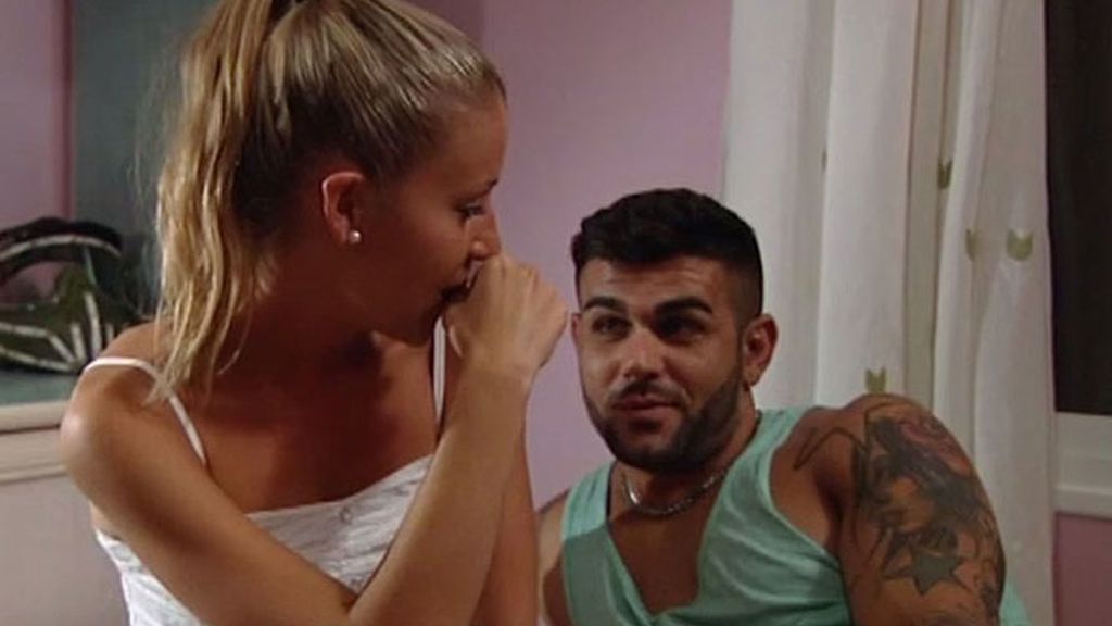 Javier conoce a sus chicas en la piscina (y en la cama)