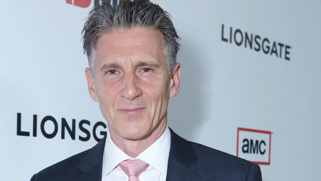 Christopher Stanley con una discreta corbata rosa