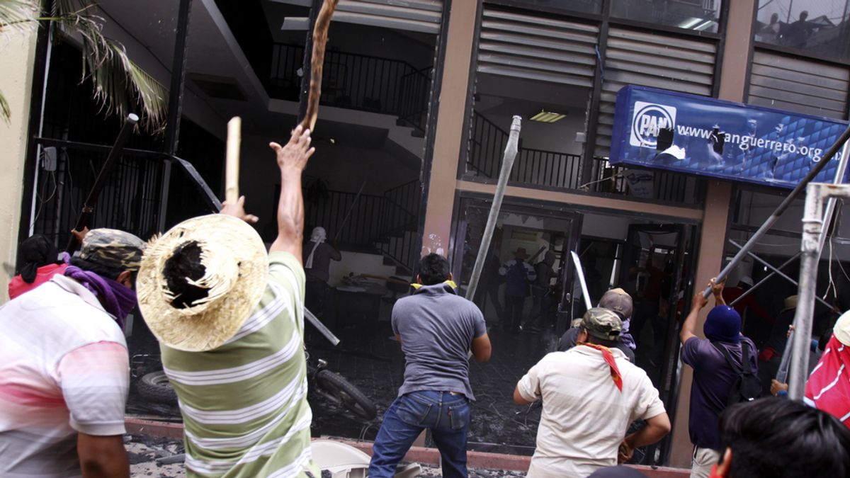 Docentes mexicanos atacan las sedes de cuatro partidos políticos en Guerrero