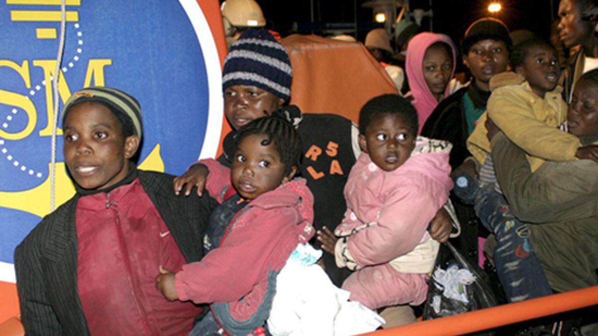 Algunos de los 75 inmigrantes que viajaban en la primera patera interceptada en Motril. Foto: EFE