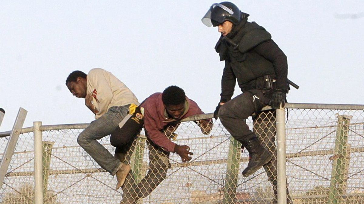 Inmigrantes encaramados a la valla de Melilla tras un nuevo salto