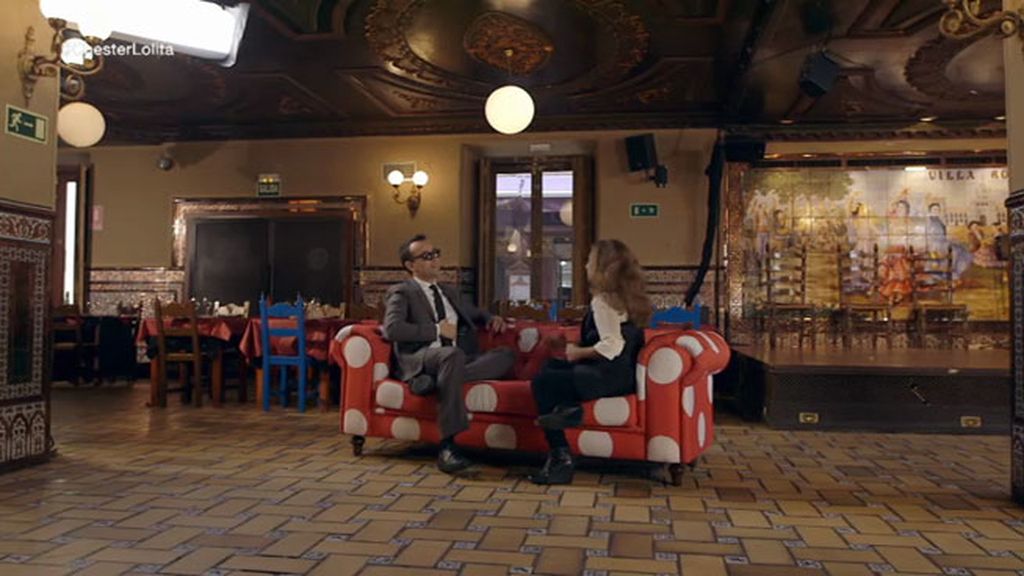 La artista se sienta en el chester