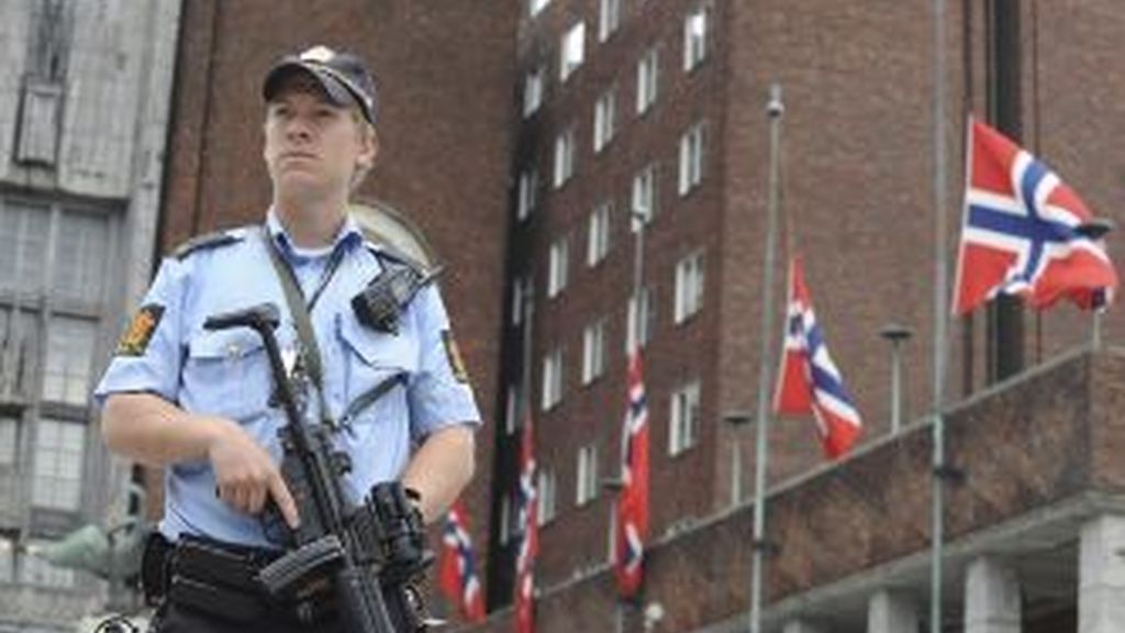 Un efectivo armado de la policía frente al Ayuntamiento de Oslo