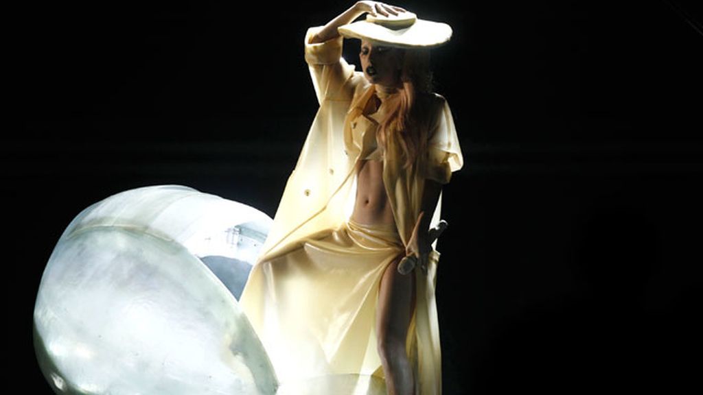 Lady Gaga aparece en los Grammy dentro de un huevo gigante