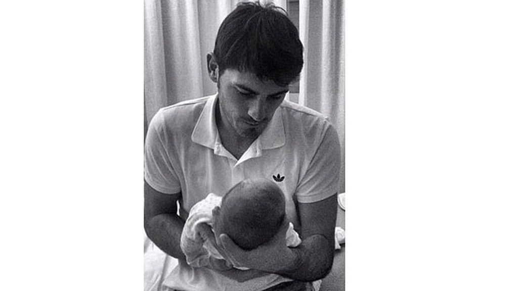 Iker Casillas presenta al pequeño Martín