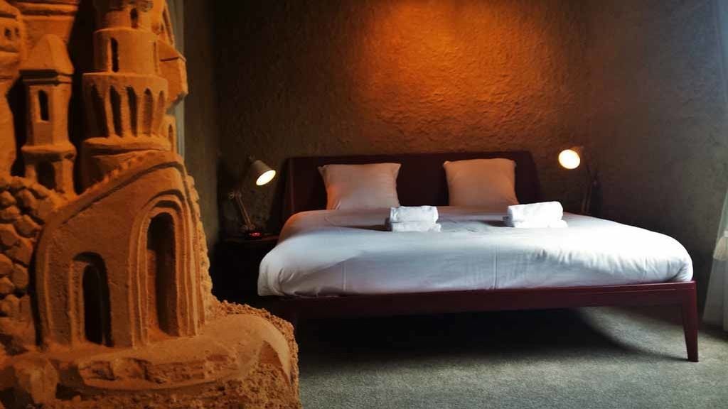 Zand Hotel ha creado dos construcciones de arena para que los turistas pasen la noche