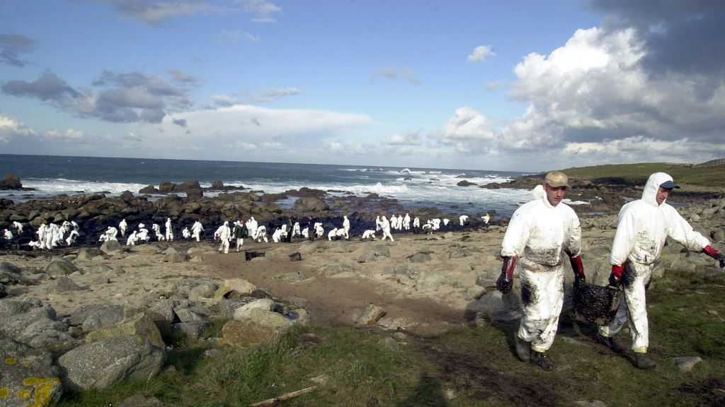 Absueltos los tres acusados de los delitos y condenado el capitán por el Prestige