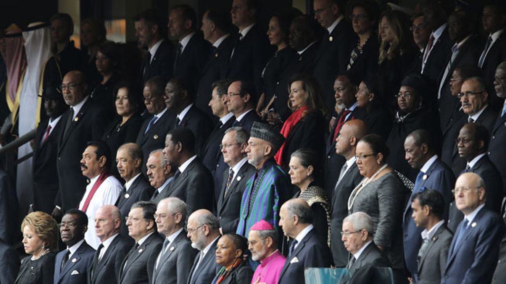 El príncipe Felipe, Charlize Theron, Bono y otros vips en el último adiós a Mandela