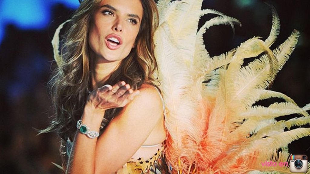 Alessandra Ambrosio tira de humor y se viste de pavo para celebrar 'thanksgiving'