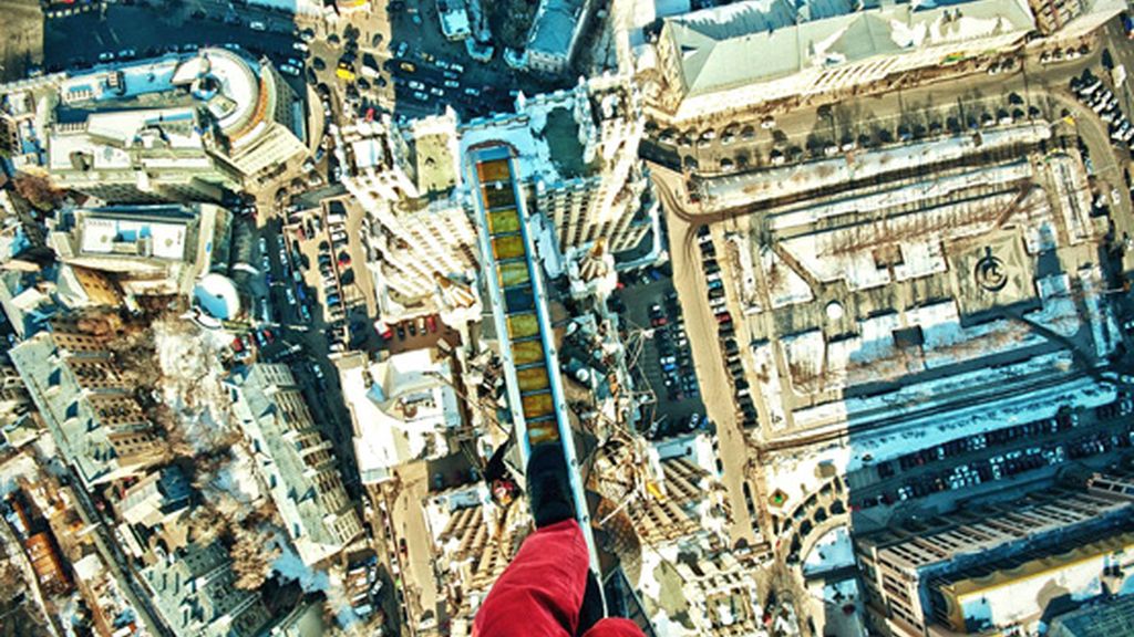 El Spiderman humano observa el mundo desde las alturas