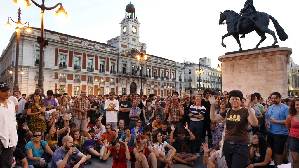 Un momento de la concentración que los 'indignados' han llevado a cabo este agosto en la Puerta del Sol de la capital. Foto: EFE