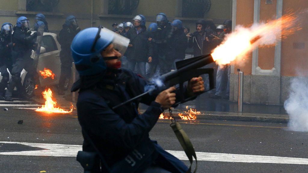 La policía reprime con dureza la protesta de los antisistemas contra la Expo 2015