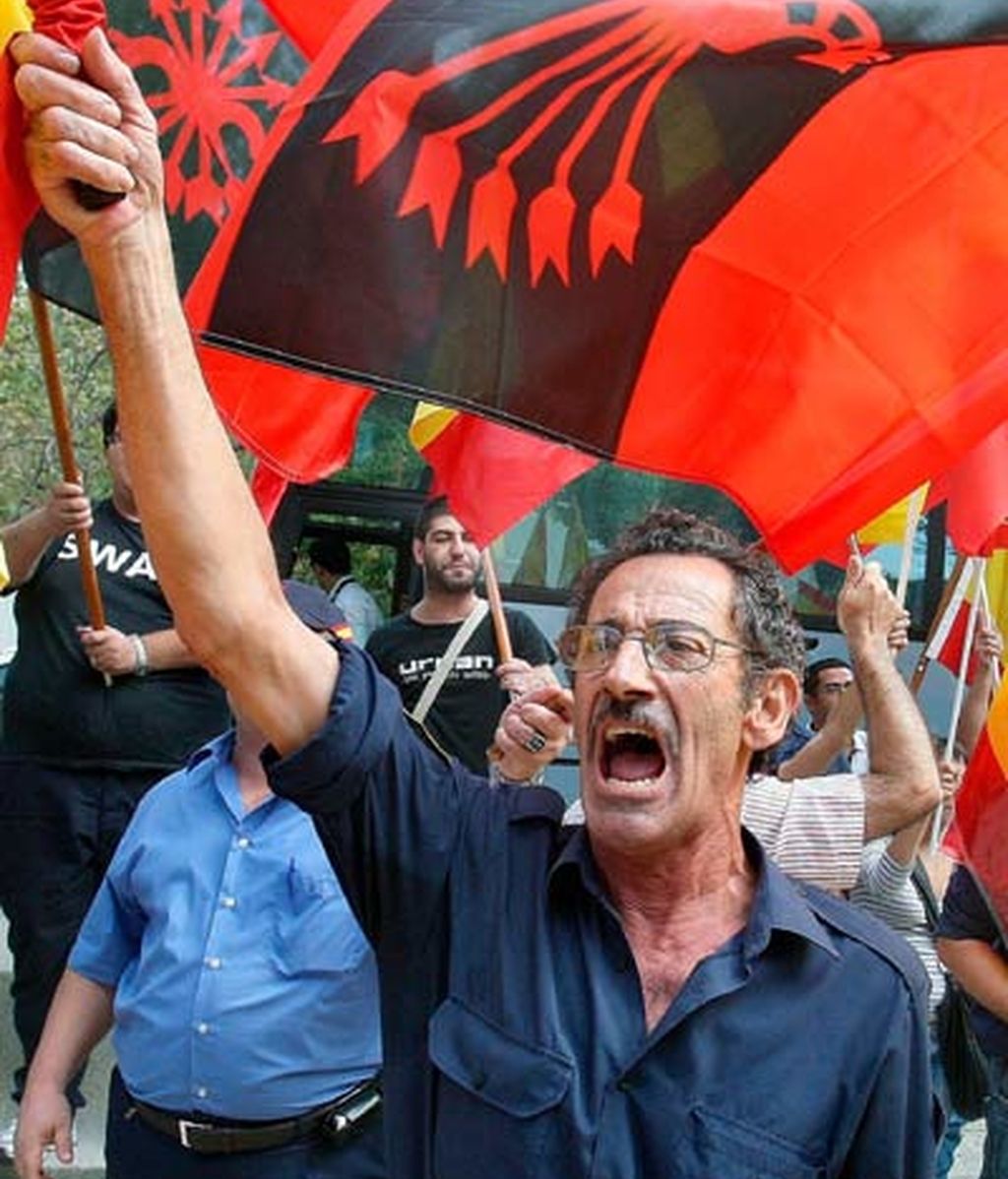Grupo de falangistas en protesta