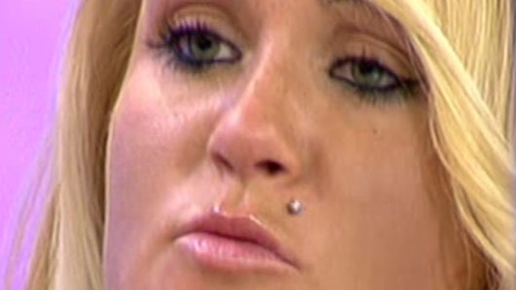 Saray no puede contener las lágrimas