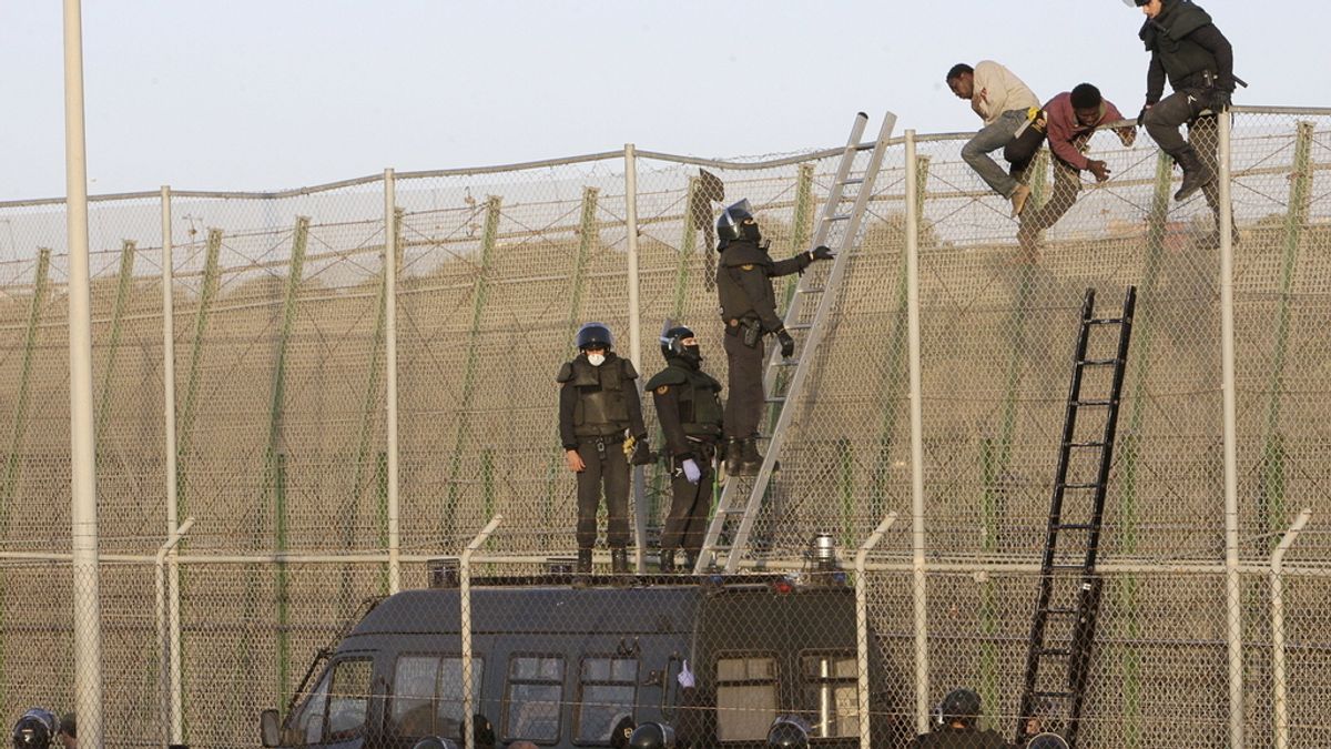 Inmigrantes encaramados a la valla de Melilla