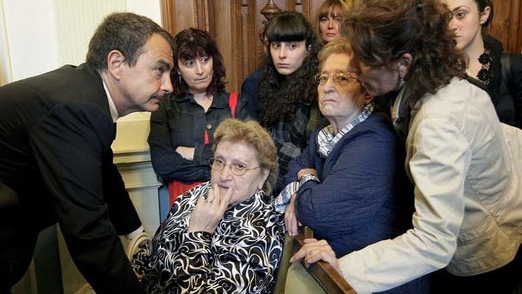 Zapatero consuela a los familiares