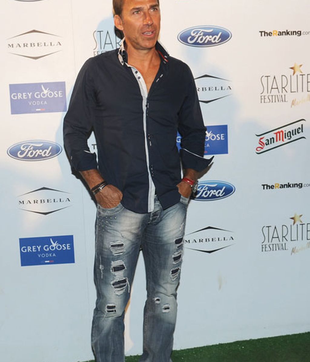 El ex futbolista Martín Vázquez con vaqueros y camisa