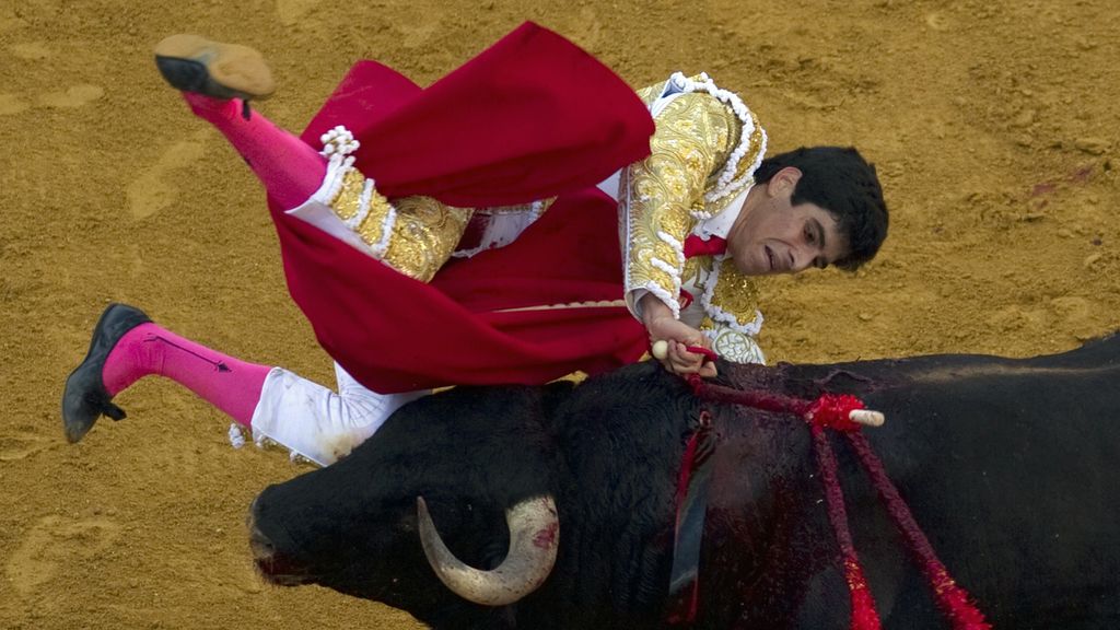 Alberto López Simón es cogido en la Plaza de la Maestranza