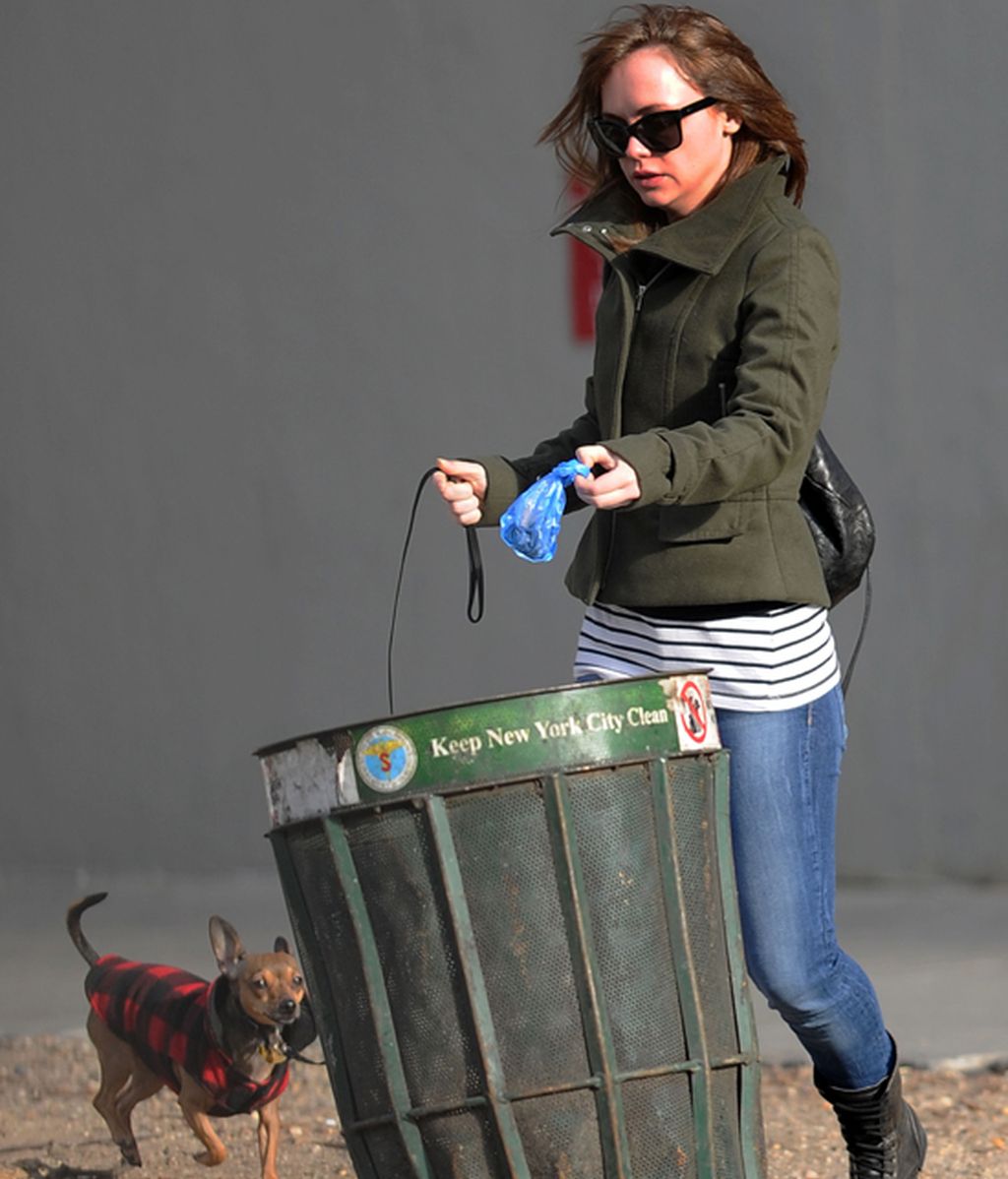 ¡Las celebrities sí que recogen las cacas de sus perros!