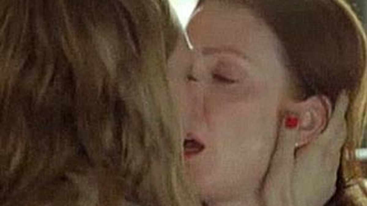 El beso lésbico entre Amanda Seyfried y Julianne Moore en el drama 'Chloe' de Atom Egoyan.