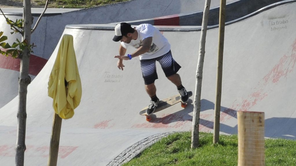 Miguel Ángeles Silvestre y Blanca Suárez, dos skaters en la ciudad