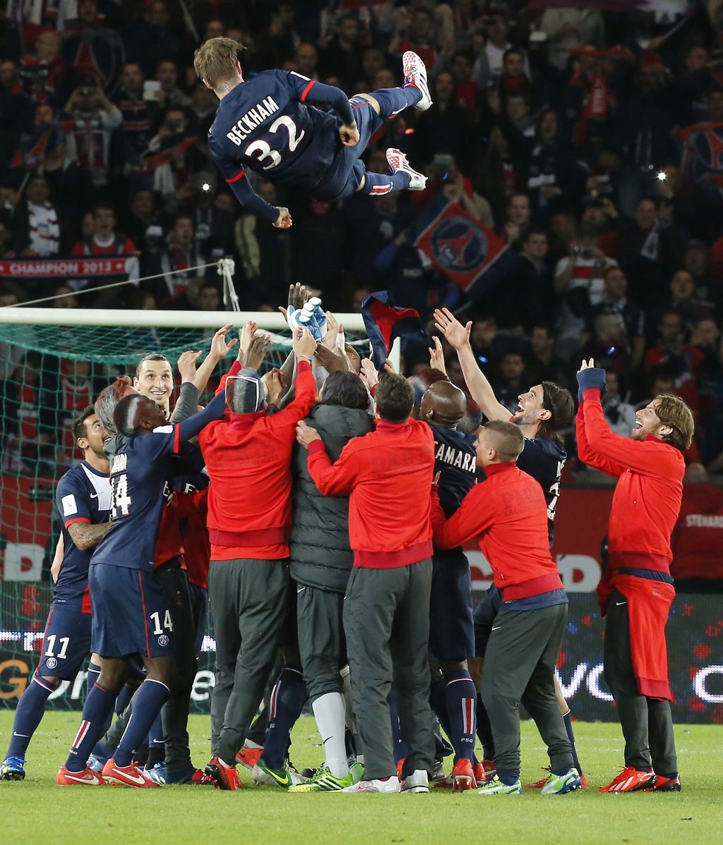Con el pitido final volvería al campo para ser manteado por todo el equipo