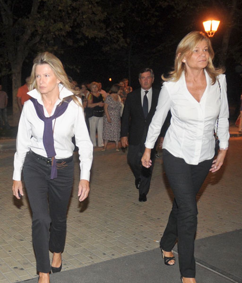 Isabel Preysler, rodeada de familia y amigos en el funeral de su hermana