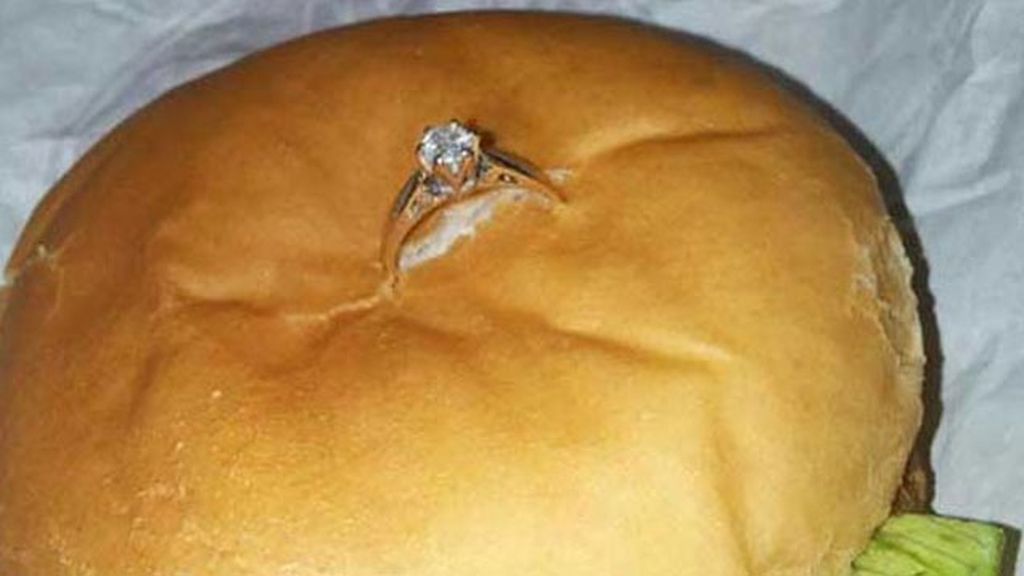 Le pide a su novia que se case con él con una chicken burger