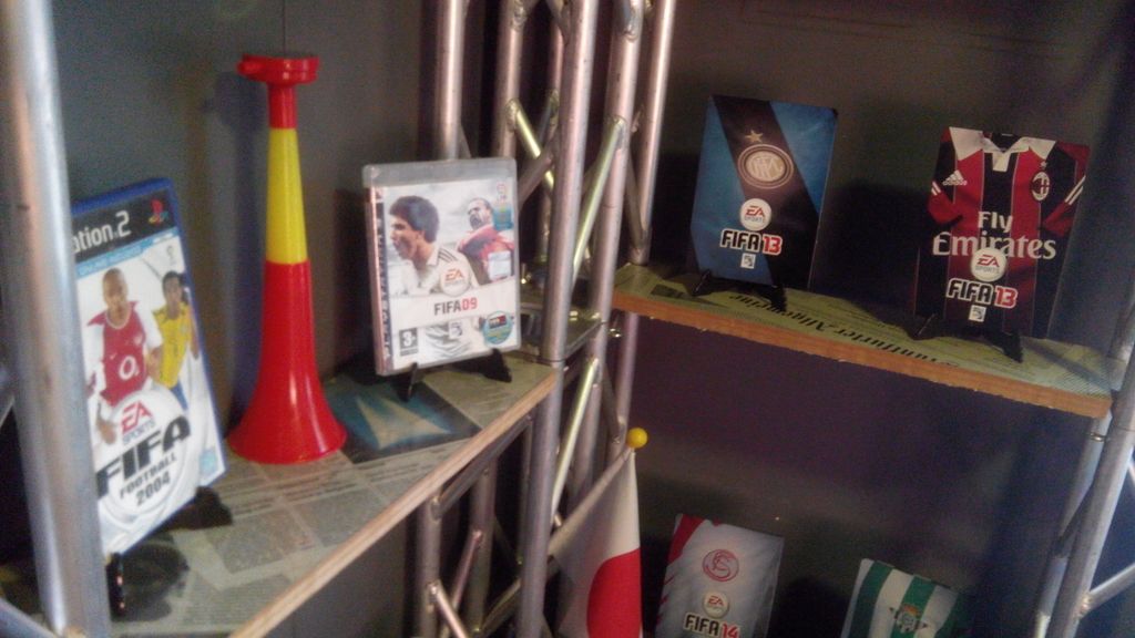 Dos salones con consolas, un bar, el primer FIFA...