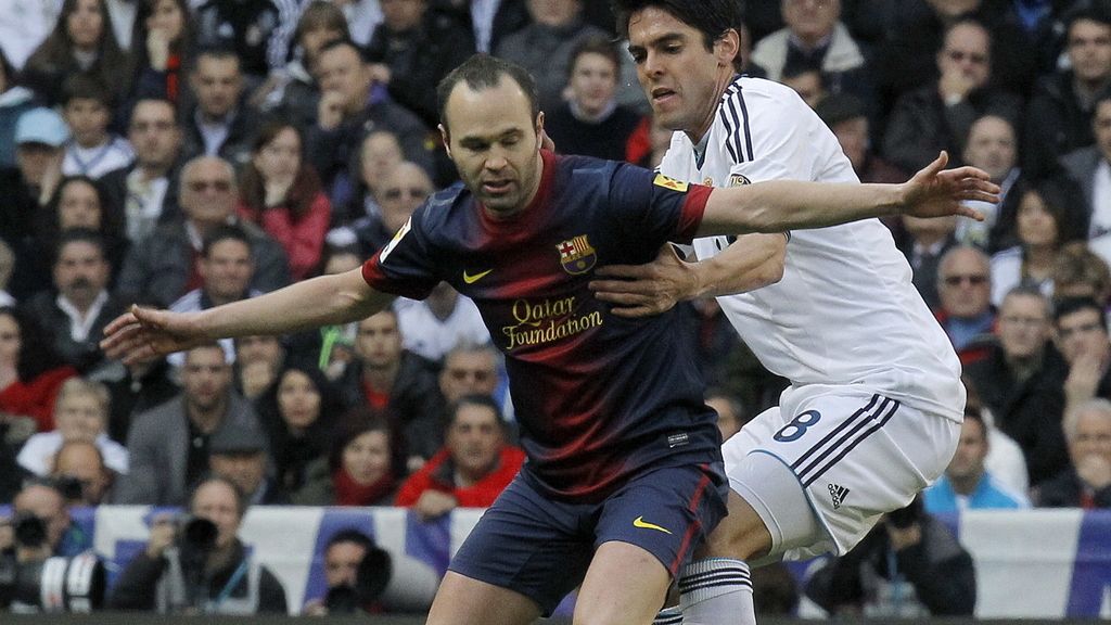 Iniesta lucha por el balón con 'Kaká' Iniesta lucha por el balón con 'Kaká'